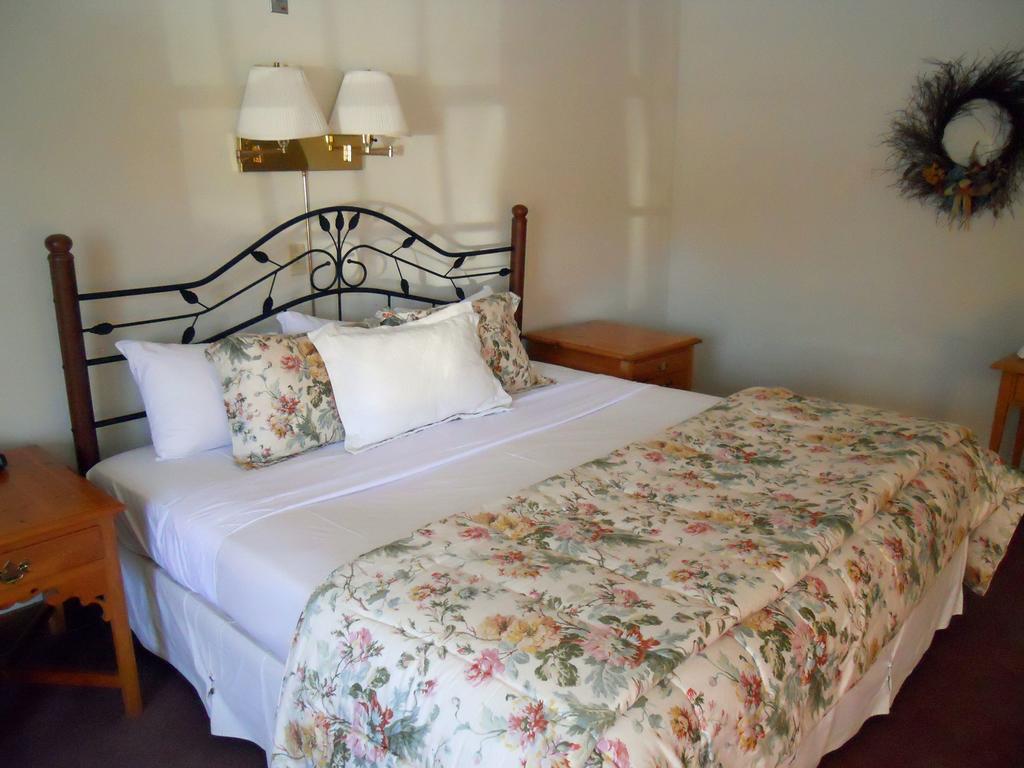The Inn At Willow Pond Manchester Center Room photo